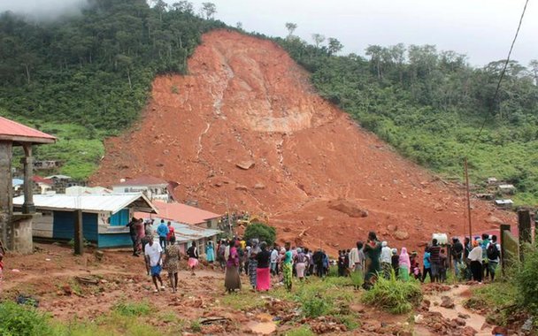 Pessoas inspecionam danos após deslizamento de lama na cidade de Regent, em Serra Leoa 14/08/2017 REUTERS/ Ernest Henry