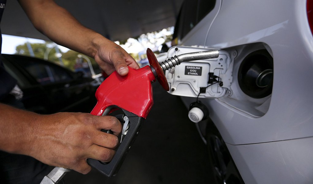 21/07/2017- Brasília- DF, Brasil- Postos de combustíveis ajustam os preços e repassam para o consumidor o aumento da alíquota do PIS e Cofins pelo litro da gasolina Foto: Marcelo Camargo/Agência Brasil)