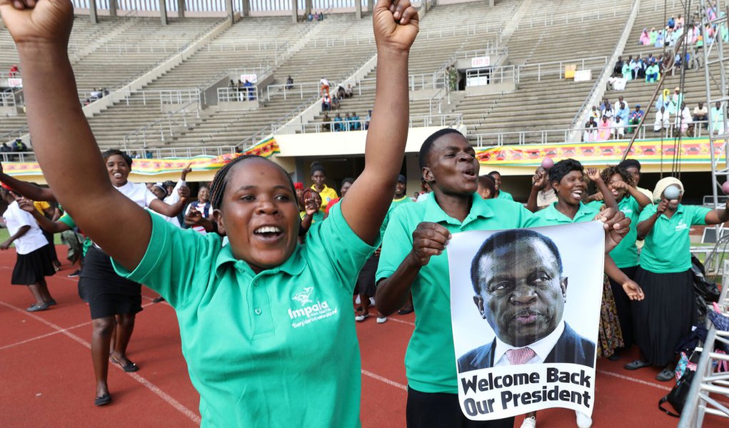 Comemoração em estádio de Harare durante posse de Emmerson Mnangagwa como presidente do Zimbábue 24/11/2017 REUTERS/Mike Hutchings