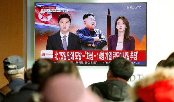 Pessoas assistem reportagem sobre novo teste de míssil balístico intercontinental (ICBM) da Coreia do Norte, em Seul, Coreia do Sul 29/11/2017 REUTERS/Kim Hong-Ji
