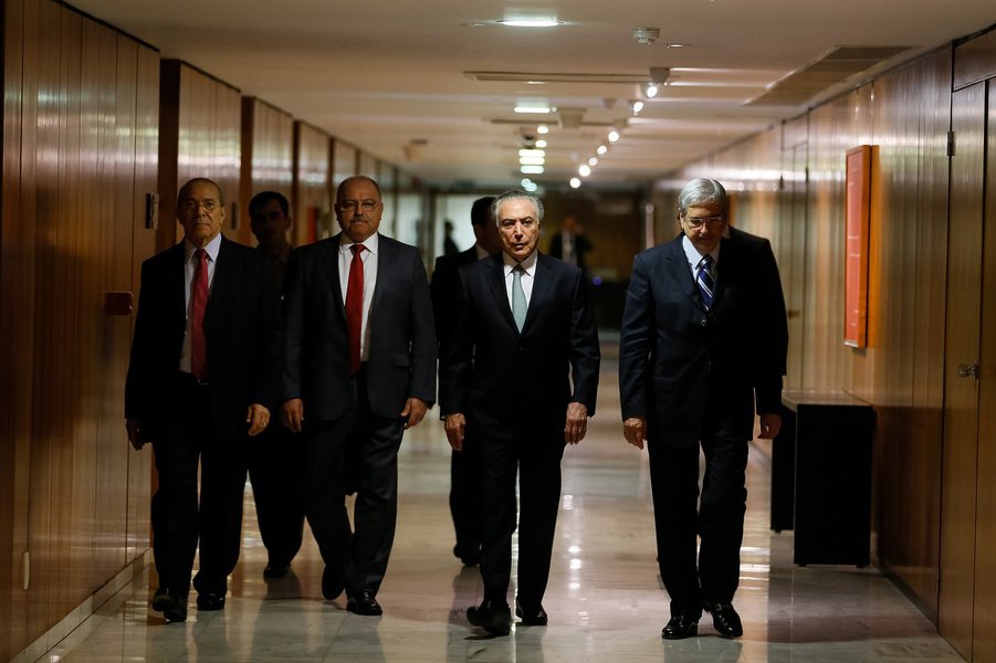 Michel Temer nos corredores do Palácio do Planalto