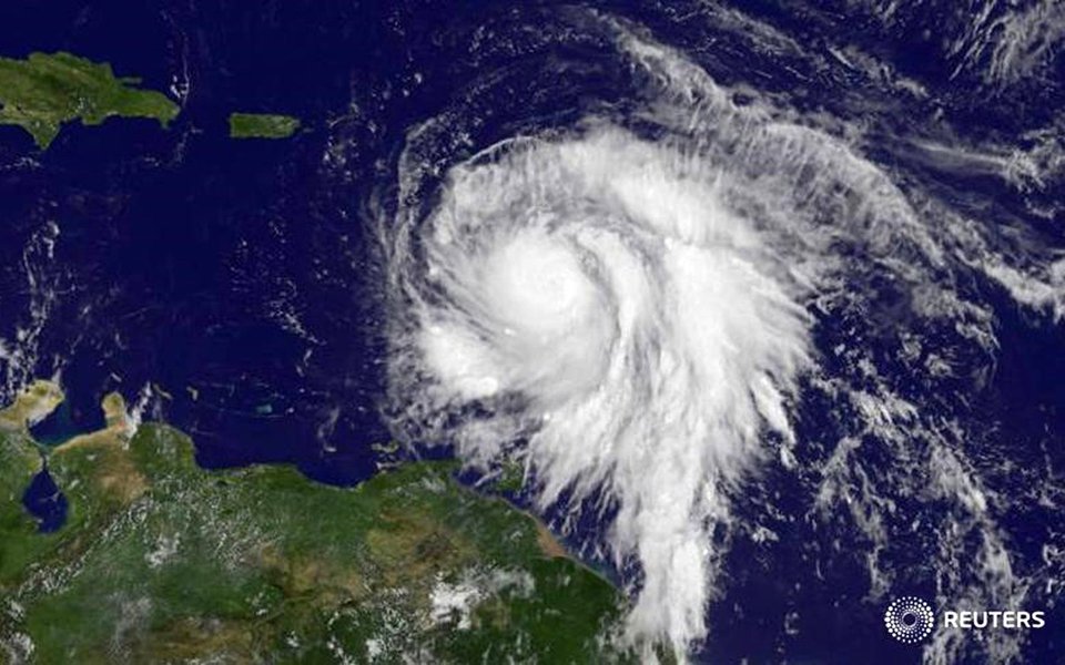 Imagem de satélite do furacão Maria ao leste das Ilhas Leeward 18/09/2017 Cortesia da NASA/Projeto NOAA GOES/Divulgação via REUTERS