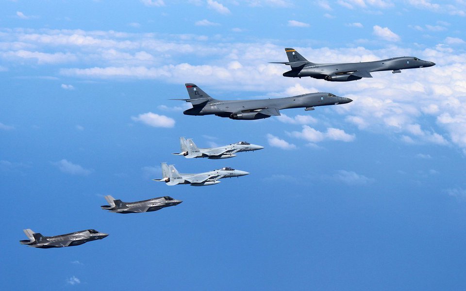 Bombardeiros supersônicos B-1B e caças furtivos F-35B da força aérea dos Estados Unidos acompanhados por aeronaves militares do Japão 31/08/2017 Ministério de Defesa do Japão/Divulgação via REUTERS