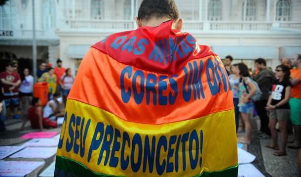 Ato contra a LGBTfobia e pela criminalização da homofobia, na praia de Copacabana zona sul da cidade, reúne dezenas de pessoas (Tânia Rêgo/Agência Brasil)