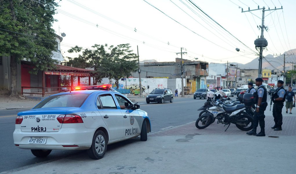Após conflitos de domingo (20) no Complexo do Alemão, zona norte do Rio, o policiamento foi reforçado por policiais de outras UPPs (Tomaz Silva/Agência Brasil)