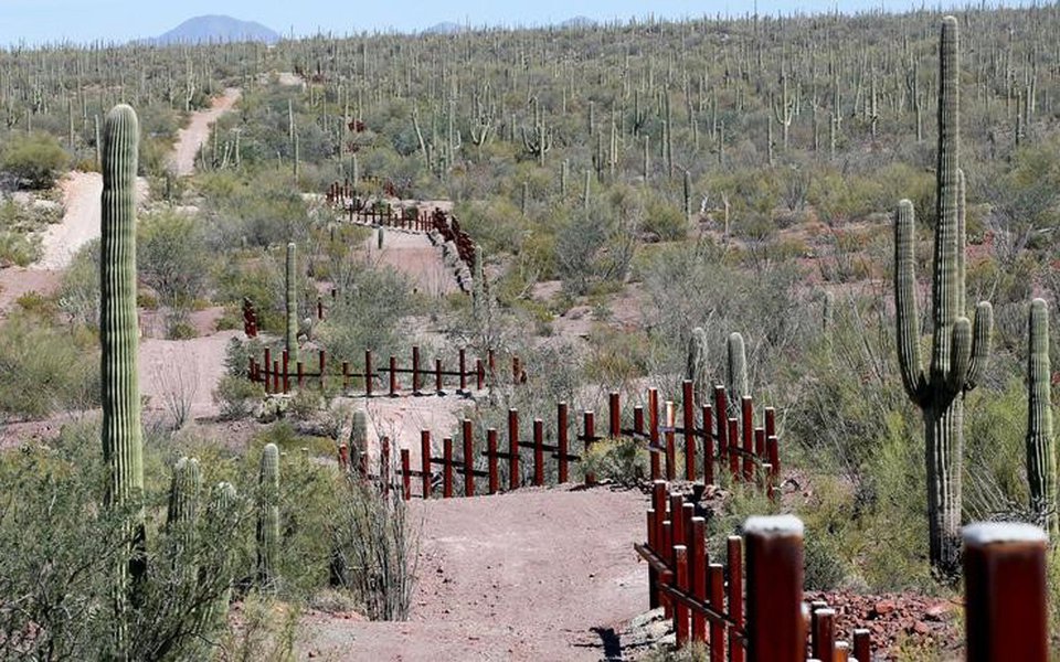 Barreira para veículos na fronteira entre EUA e México perto de Saguaro, em reserva florestal no Estado do Arizona 06/04/2017 REUTERS/Rick Wilking