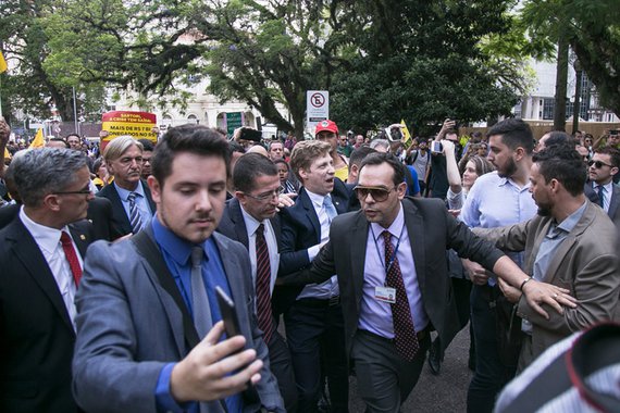 21/11/2017 - Cpers bloqueia entradas da Assembleia Legislativa. Foto: Maia Rubim/Sul21
