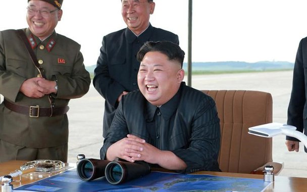 Líder norte-coreano Kim Jong Un comanda lançamento de míssil Hwasong-12 16/9/2017 KCNA via REUTERS