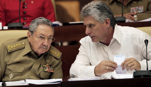 Presidente de Cuba, raúl Castro, e vice-presidente Miguel Díaz-Canel  Cuba, Friday, Dec. 20, 2013. (AP Photo/Cubadebate, Ismael Francisco)