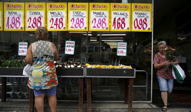 A woman looks on prices at a food market in Rio de Janeiro, Brazil, January 21, 2016. REUTERS/Pilar Olivares