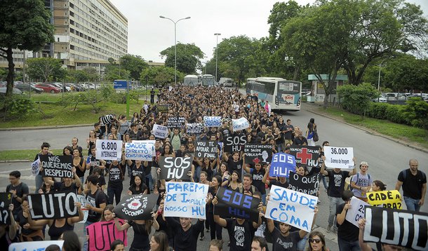 Rio de Janeiro - Protesto em frente ao Hospital Universitário Clementino Fraga Filho, que suspendeu as cirurgias e internações eletivas devido ao atraso de repasses orçamentários e financeiros (Tânia Rêgo/Agência Brasil)
