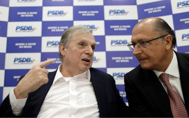 Senator Tasso Jereissati (L) speaks with Governor of Sao Paulo, Geraldo Alckmin during a meeting of the Brazilian Social Democracy Party (PSDB) in Brasilia, Brazil June 12, 2017. REUTERS/Ueslei Marcelino - RTS16S7K