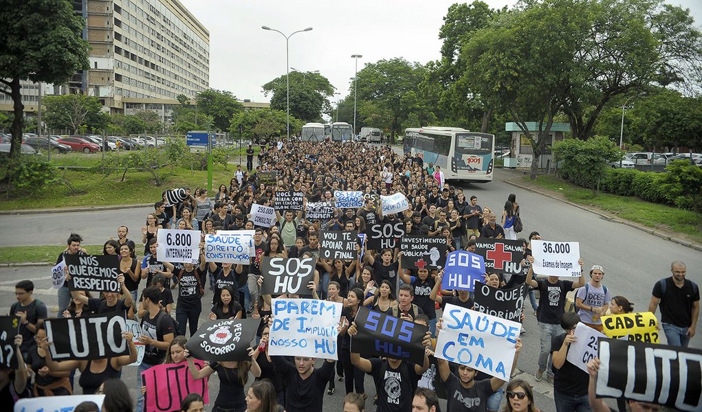 Rio de Janeiro - Protesto em frente ao Hospital Universitário Clementino Fraga Filho, que suspendeu as cirurgias e internações eletivas devido ao atraso de repasses orçamentários e financeiros (Tânia Rêgo/Agência Brasil)