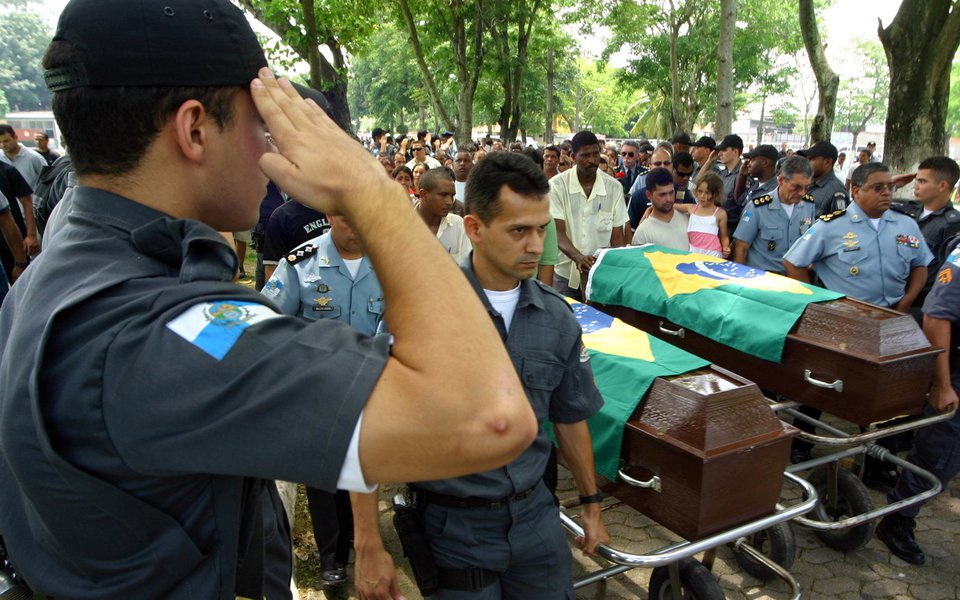 enterro no cemit�rio jardim da saudade de sargernto marco aur�lio e cabo leonardo peterson mortos no andara�