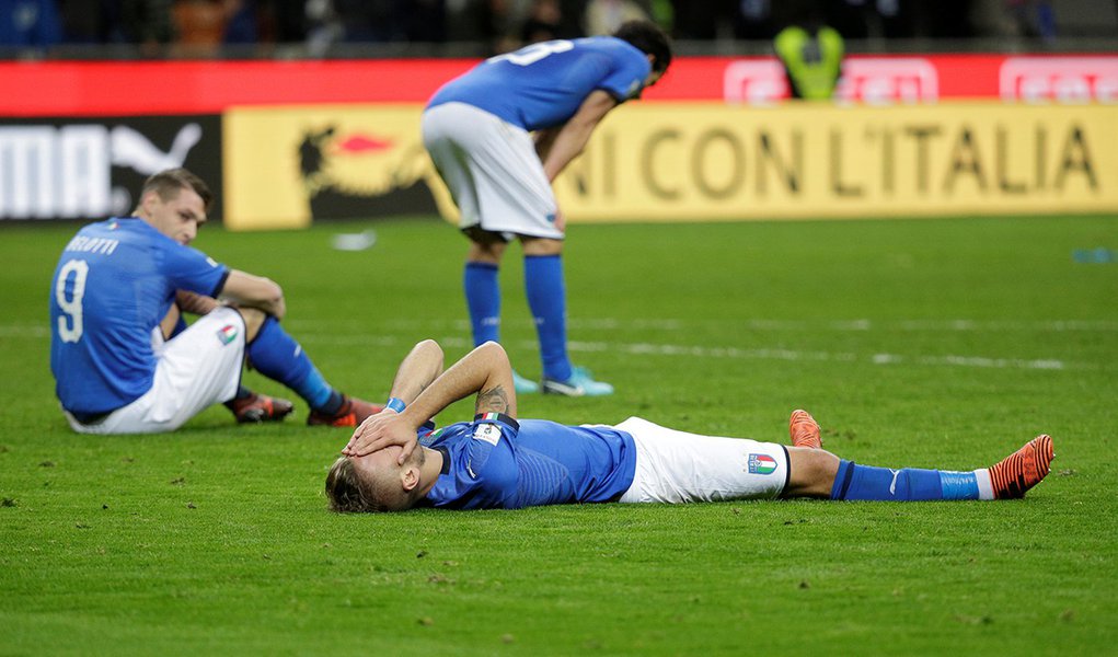 Jogadores da Itália lamentam empate contra Suécia 13/11/2017 REUTERS/Max Rossi