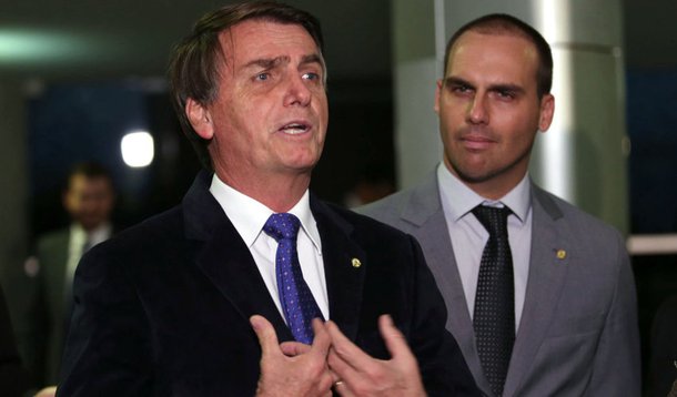 Brasília - Os deputados Jair Bolsonaro e Eduardo Bolsonaro falam com a imprensa (Fábio Rodrigues Pozzebom/Agência Brasil)
