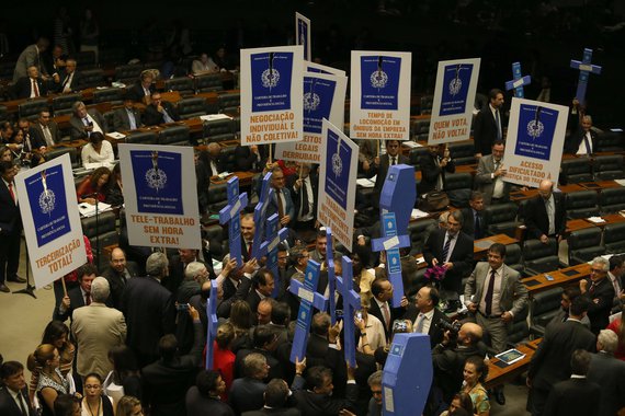 REFORMA1 BSB DF 26 04 2017 NACIONAL REFORMA TRABALHISTA/PROTESTO Parlamentares de oposicao fazem protesto com cartazes durante leitura do projeto de reforma trabalhista, do deputado Rogerio Marinho, na Camara dos Deputados FOTO ANDRE DUSEK/ESTADAO