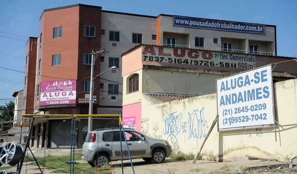 Itabora� (RJ) - An�ncios de aluguel se espalham pela cidade. Ao fundo a Pousada do Trabalhador que servia de alojamento para funcion�rios das obras do Comperj e que agora encontra-se vazia (T�nia R�go/Ag�ncia Brasil)