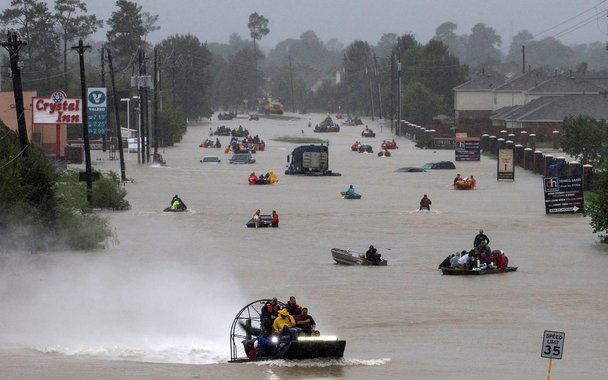 Moradores usam barcos em uma rodovia alagada pela tempestade tropical Harvey em Houston, no Texas REUTERS/Adrees Latif