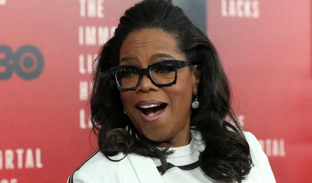 Apresentadora Oprah Winfrey posa para fotos em evento em Nova York 18/04/2017 REUTERS/Shannon Stapleton