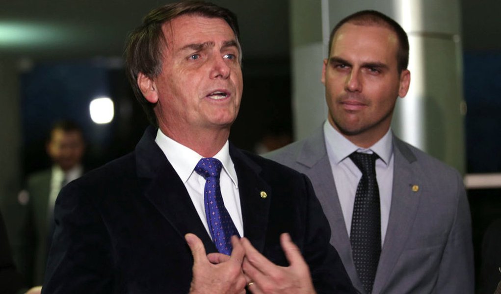 Brasília - Os deputados Jair Bolsonaro e Eduardo Bolsonaro falam com a imprensa (Fábio Rodrigues Pozzebom/Agência Brasil)