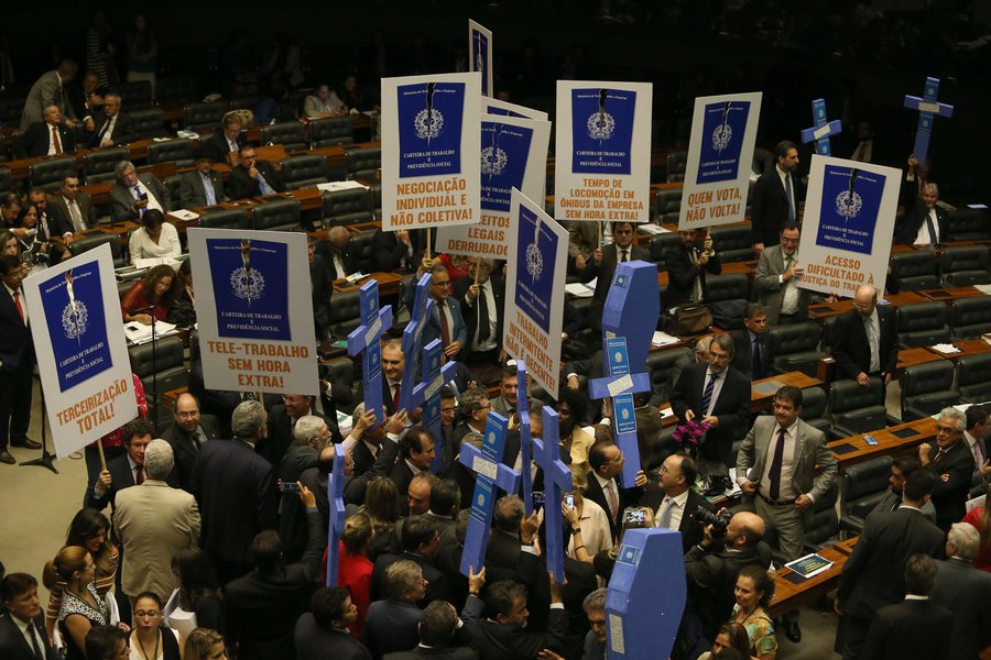 REFORMA1 BSB DF 26 04 2017 NACIONAL REFORMA TRABALHISTA/PROTESTO Parlamentares de oposicao fazem protesto com cartazes durante leitura do projeto de reforma trabalhista, do deputado Rogerio Marinho, na Camara dos Deputados FOTO ANDRE DUSEK/ESTADAO