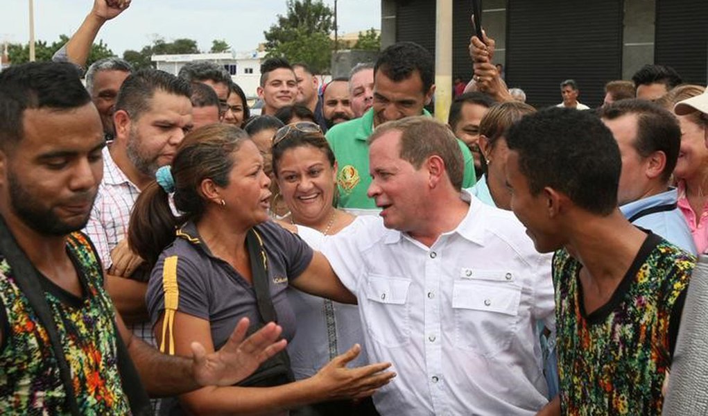 Juan Pablo Guanipa cumprimenta eleitores após votação em Maracaibo 15/10/2017 REUTERS/Isaac Urrutia