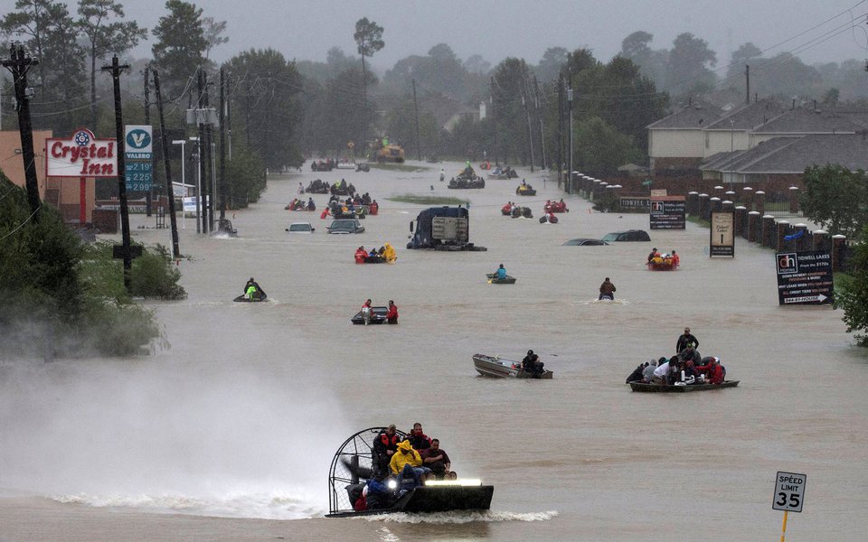 Moradores usam barcos em uma rodovia alagada pela tempestade tropical Harvey em Houston, no Texas REUTERS/Adrees Latif