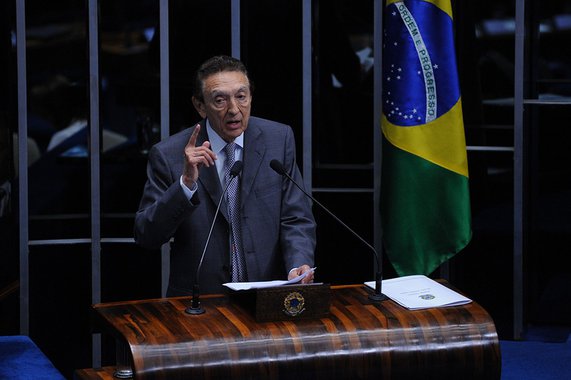 Senador Edson Lobão faz pronunciamento para se defender da inclusão de seu nome na lista do procurador Rodrigo Janot (Fabio Rodrigues Pozzebom/Agência Brasil)