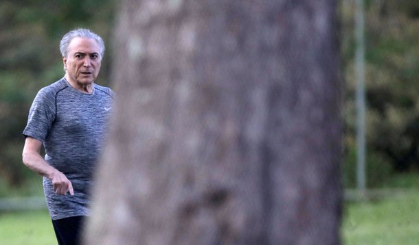 Presidente Michel Temer durante caminhada no Palácio do Jaburu, em Brasília 04/01/2018 REUTERS/Ueslei Marcelino