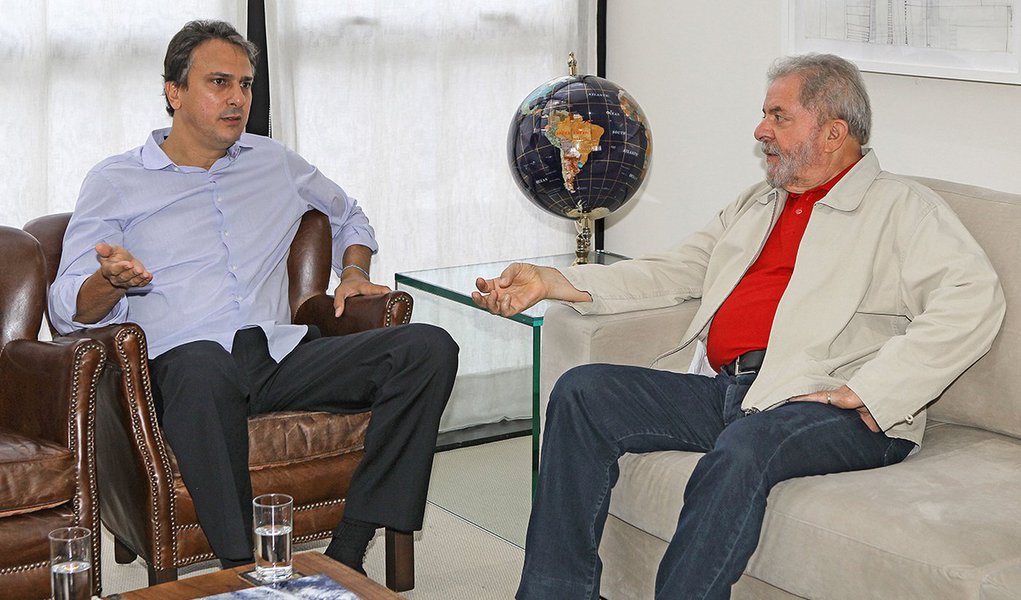 10/11/2014- São Paulo- SP, Brasil- O ex-presidente Lula se encontra com o governador eleito do Ceará, Camilo Santana (PT), no Instituto Lula. Foto: Heinrich Aikawa / Instituto Lula
