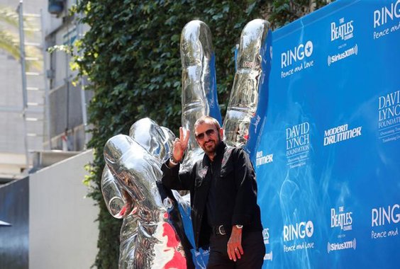 Ringo Starr posa durante um evento para celebrar seu aniversário de 77 anos em Los Angeles, Estados Unidos 7/7/2017 REUTERS/Mario Anzuoni