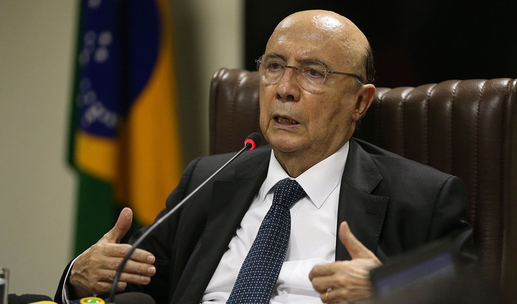 Brasília - Ministro da Fazenda Henrique Meirelles conversa com jornalistas durante café da manhã (José Cruz/Agência Brasil)