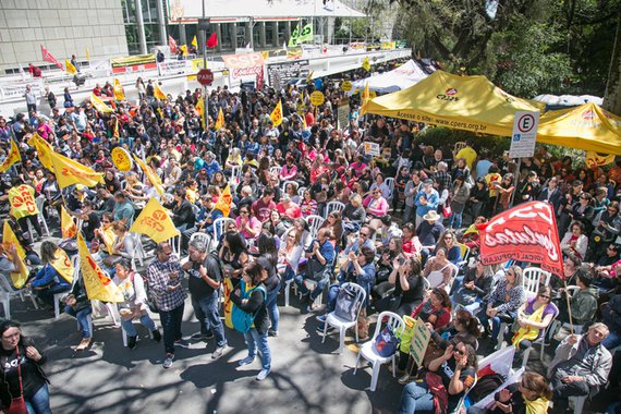 03/10/2017 - PORTO ALEGRE, RS - Assembleia Popular dos Professores Estaduais, CPERS, em frente ao Palácio Piratini, contra o parcelamento de salário de Sartori. Foto: Guilherme Santos/Sul21