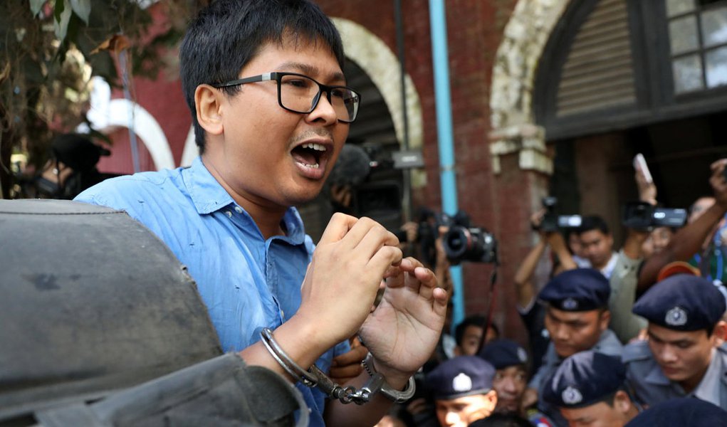 Jornalista da Reuters Wa Lone chega a tribunal em Yangon, Mianmar 10/01/2018 REUTERS/Stringer
