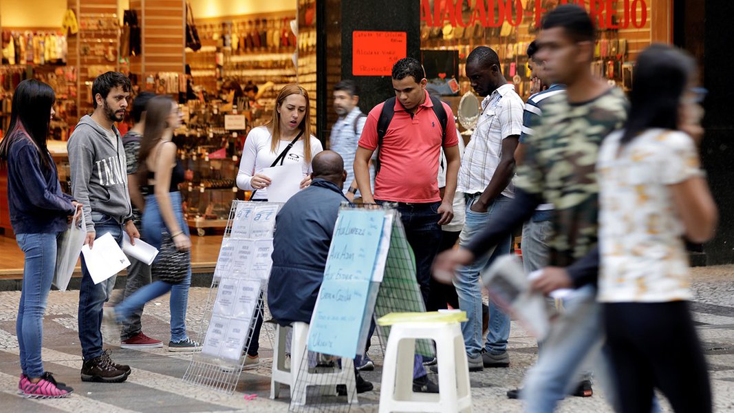 Pessoas olham anúncios de emprego em rua no centro de São Paulo, Brasil 29/06/2017 REUTERS/Paulo Whitaker