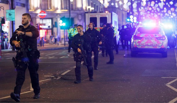 Policiais na Oxford Street em Londres 24/11/2017 REUTERS/Peter Nicholls