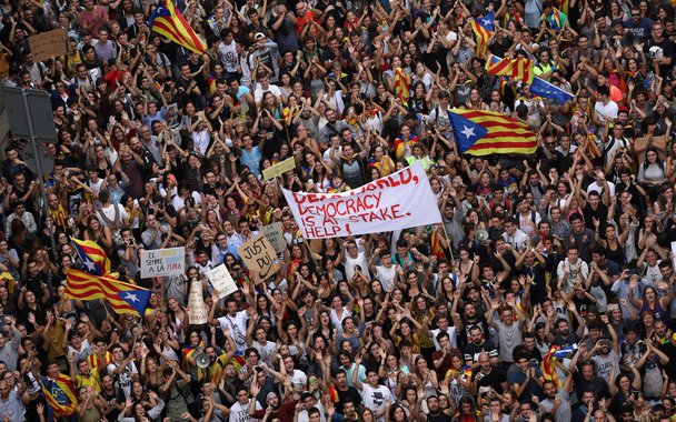 Manifestantes gritam durante protesto do lado de fora da principal delegacia da Polícia Nacional, em Barcelona, Espanha 03/10/2017 REUTERS/Susana Vera