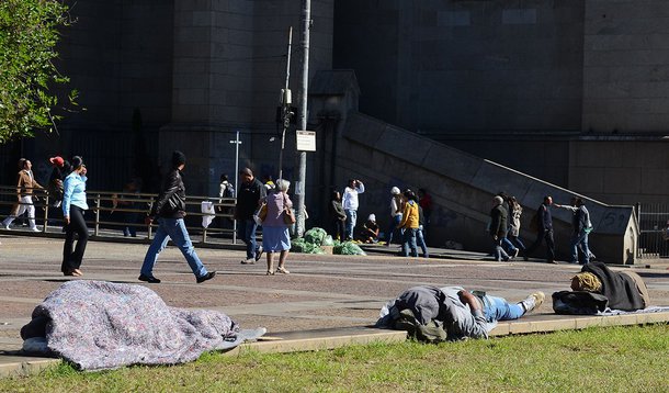 São Paulo - Pessoas em situação de rua na Praça da Sé, região central.(Rovena Rosa/Agência Brasil)