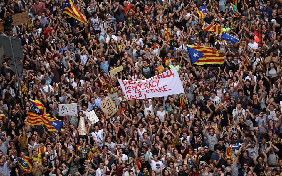 Manifestantes gritam durante protesto do lado de fora da principal delegacia da Polícia Nacional, em Barcelona, Espanha 03/10/2017 REUTERS/Susana Vera