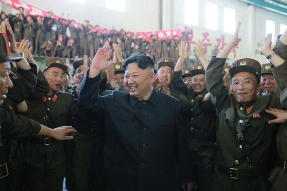 Líder da Coreia do Norte, Kim Jong Un, reage após lançamento de míssil Hwasong-14 KCNA/via REUTERS