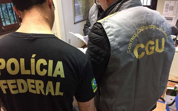 Ao todo estão sendo cumpridos nove mandados de busca e três de condução coercitiva (Foto: Divulgação/PF)