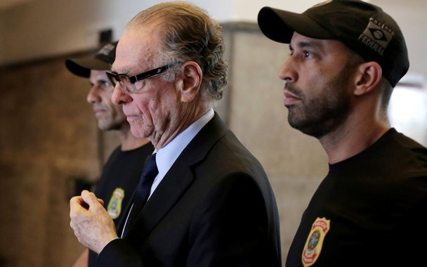 Nuzman é levado para a prisão no Rio de Janeiro 5/10/2017 REUTERS/Bruno Kelly