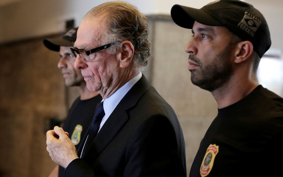 Nuzman é levado para a prisão no Rio de Janeiro 5/10/2017 REUTERS/Bruno Kelly