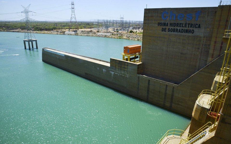Sobradinho - A Usina Hidrelétrica de Sobradinho tem capacidade total de 1050 megawatts, mas com a falta de água só tem sido possível gerar cerca de 160 megawatts (Marcello Casal Jr/Agência Brasil)