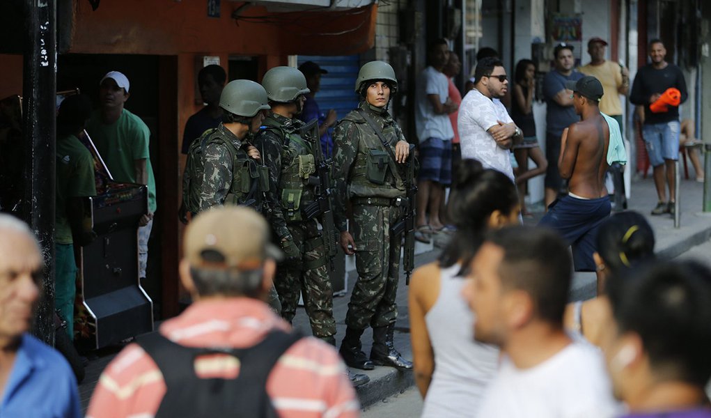 Rio de Janeiro - Operação das forças segurança no combate aos confrontos entre traficantes na Rocinha (Fernando Frazão/Agência Brasil)