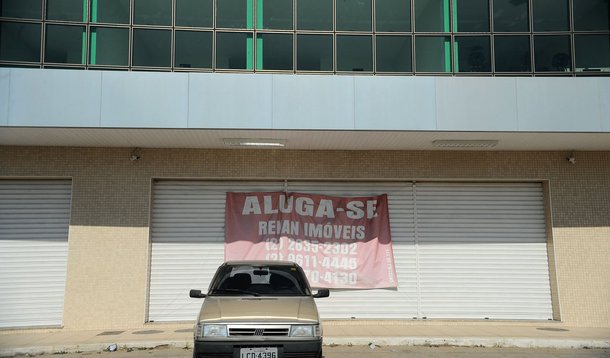 Itaboraí (RJ) - Anúncio de aluguel de lojas e salas se espalham pela cidade. O desemprego aumentou após a redução das obras do Comperj (Tânia Rêgo/Agência Brasil)