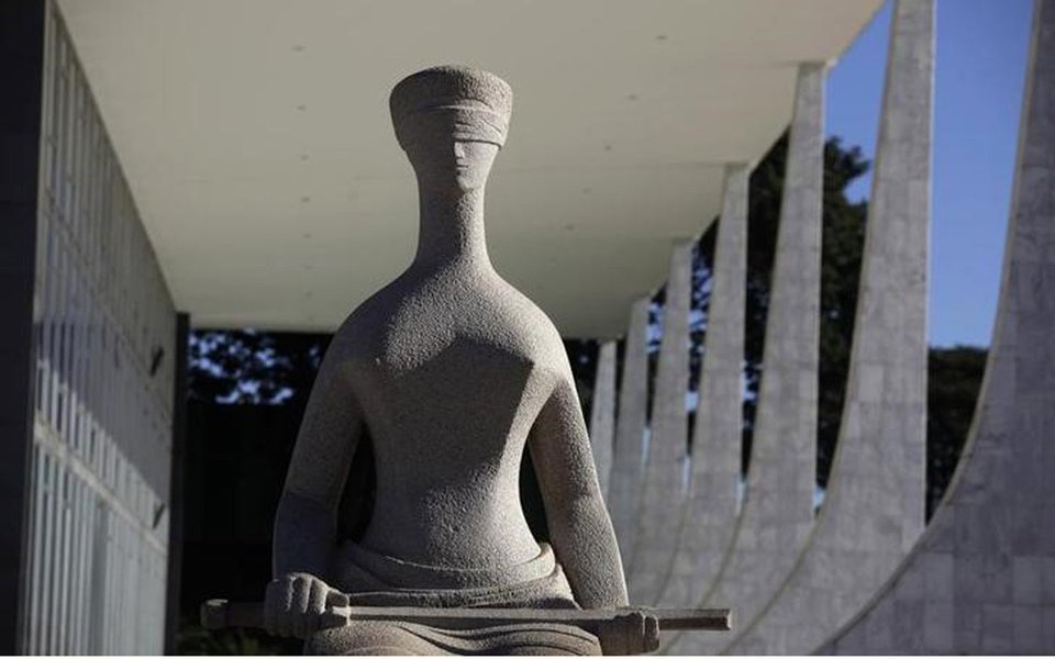 Estátua da Justiça do lado de fora do prédio do Supremo Tribunal Federal em Brasília 07/04/2010 REUTERS/Ricardo Moraes