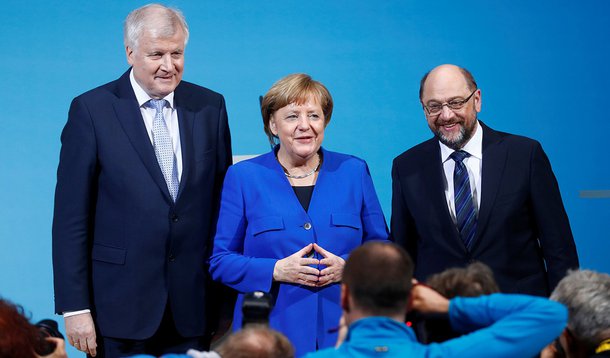 Chanceler da Alemanha, Angela Merkel, líder da União Social-Cristã (CSU), Horst Seehofer, e líder do Partido Social-Democrata (SPD), Martin Schulz, durante coletiva de imprensa em Berlim 12/01/2018 REUTERS/Hannibal Hanschke