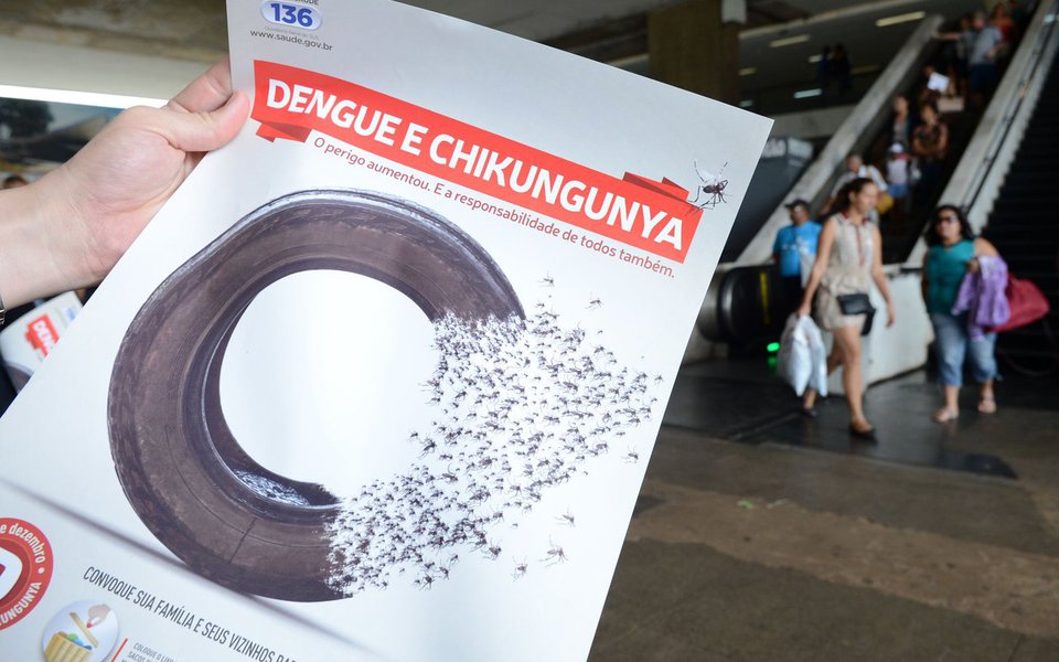Dia D de Combate à Dengue e Chikungunya - Na rodoviária de Brasília, funcionários da Secretaria de Vigilância Ambiental distribuem folhetos educativos no Dia D de Combate à Dengue e Chikungunya (Elza Fiuza/Agência Brasil)